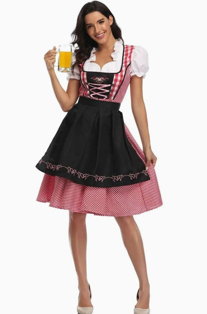 Dirndl mit rot-weißem Karo, schwarzer Schürze und gepufften Ärmeln