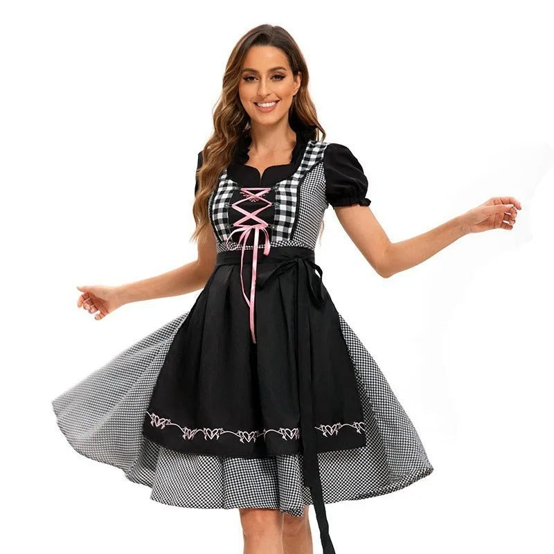 Schwarz-weiß kariertes Trachtenkleid mit rosa Schnürband und Puffärmeln