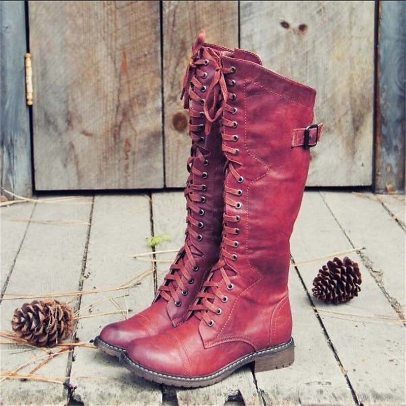 Bordeauxrote hohe Schnürstiefel aus Leder mit Schnalle im Used-Look