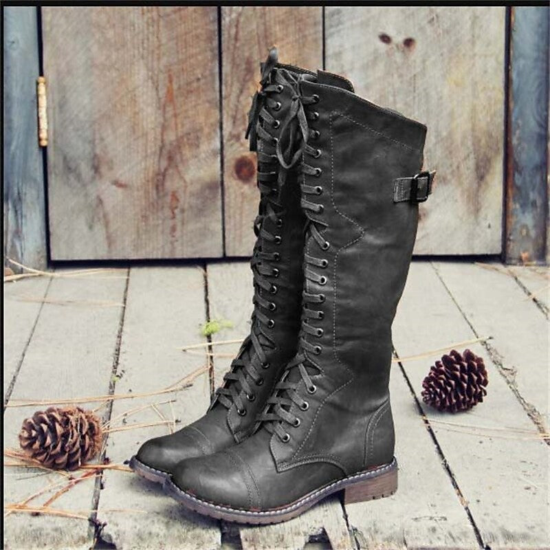 Graue knielange Schnürstiefel aus Leder im Reitstil mit Zierschnalle