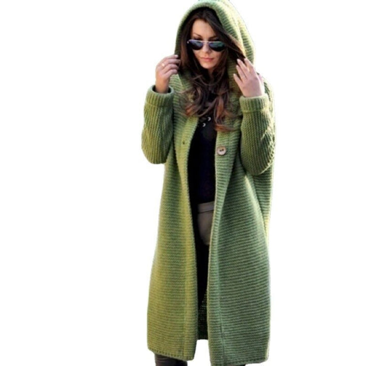 Langer grüner Strickcardigan mit Kapuze und Knopfleiste