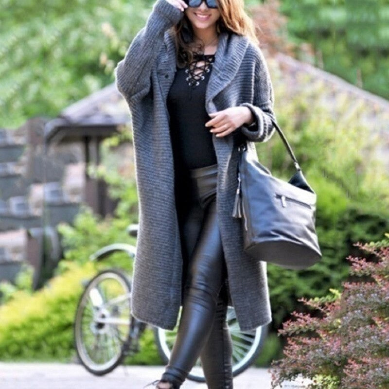 Grauer Strickmantel mit Kapuze und lässigem Streetstyle-Look
