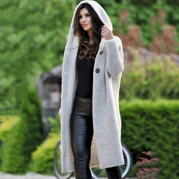 Beiger Strickcardigan mit Kapuze und Knopfdetails im Garten