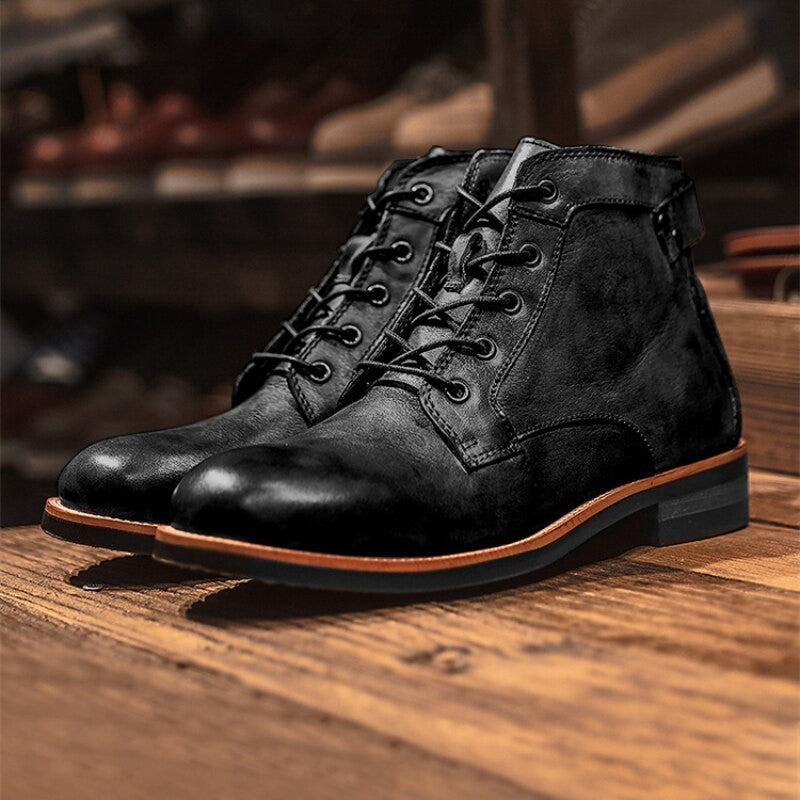 Schwarze orthopädische Lederstiefel mit Schnürung und robuster Sohle