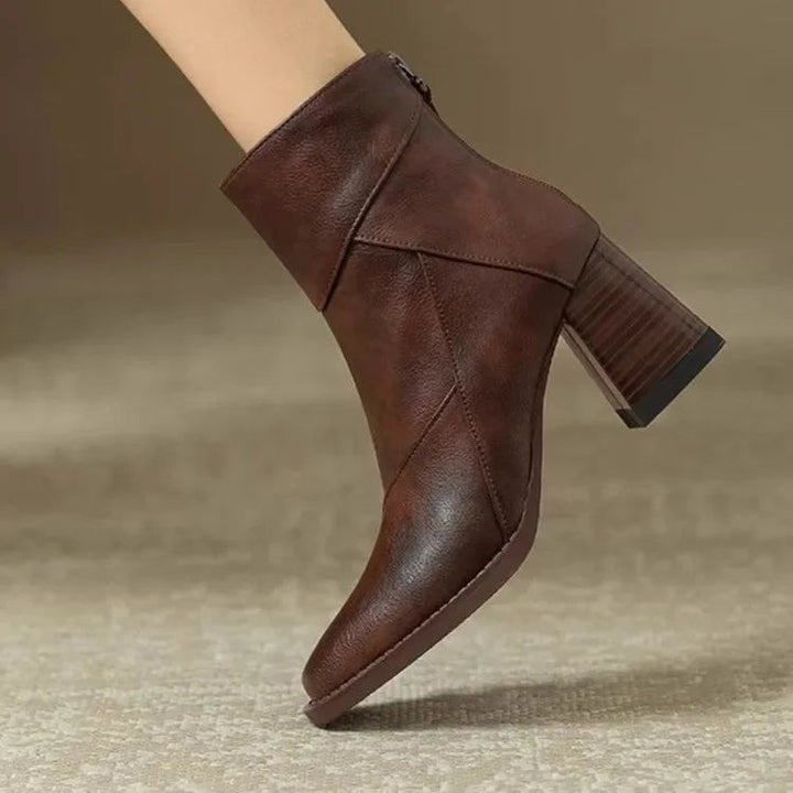 Braune Stiefelette mit Blockabsatz und spitzer Zehenkappe aus Leder