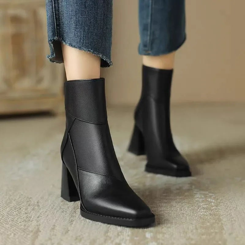 Schwarze Lederstiefeletten mit Blockabsatz zu Jeans kombiniert