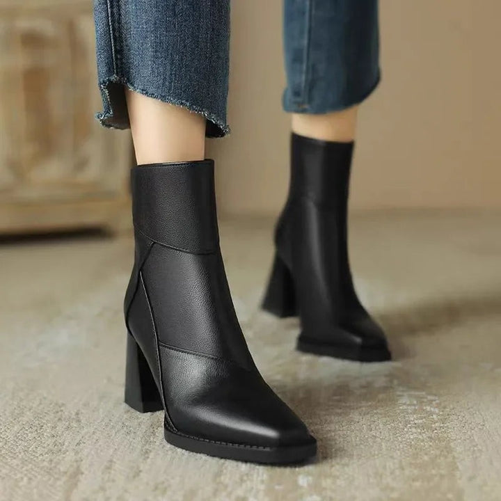 Schwarze Lederstiefeletten mit Blockabsatz zu Jeans kombiniert