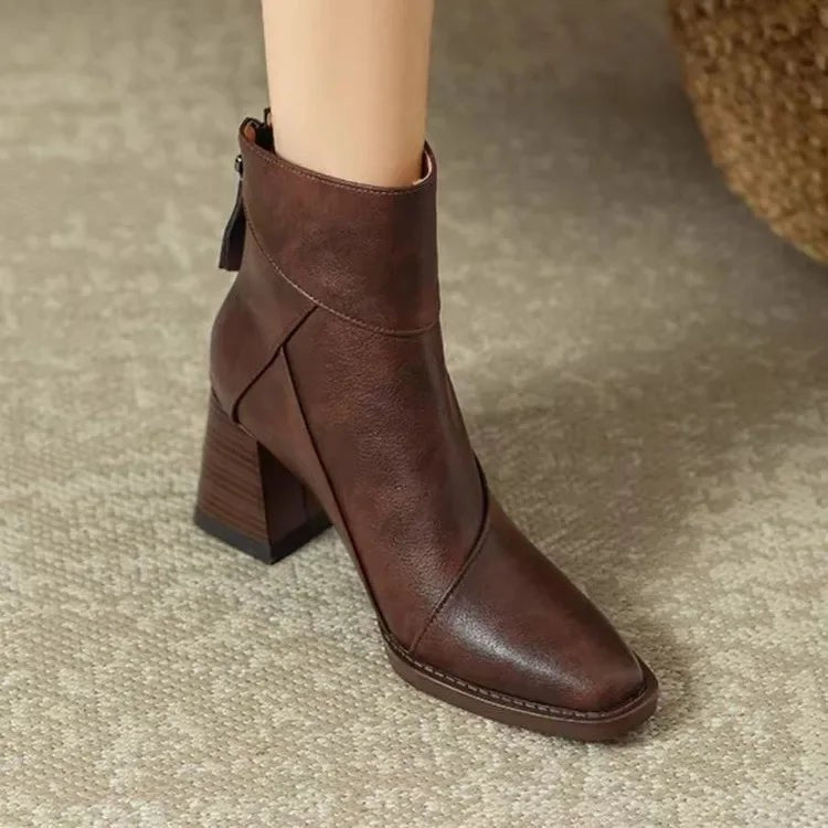 Vintage-braune Stiefelette mit Blockabsatz und dekorativer Naht