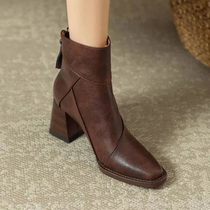 Vintage-braune Stiefelette mit Blockabsatz und dekorativer Naht
