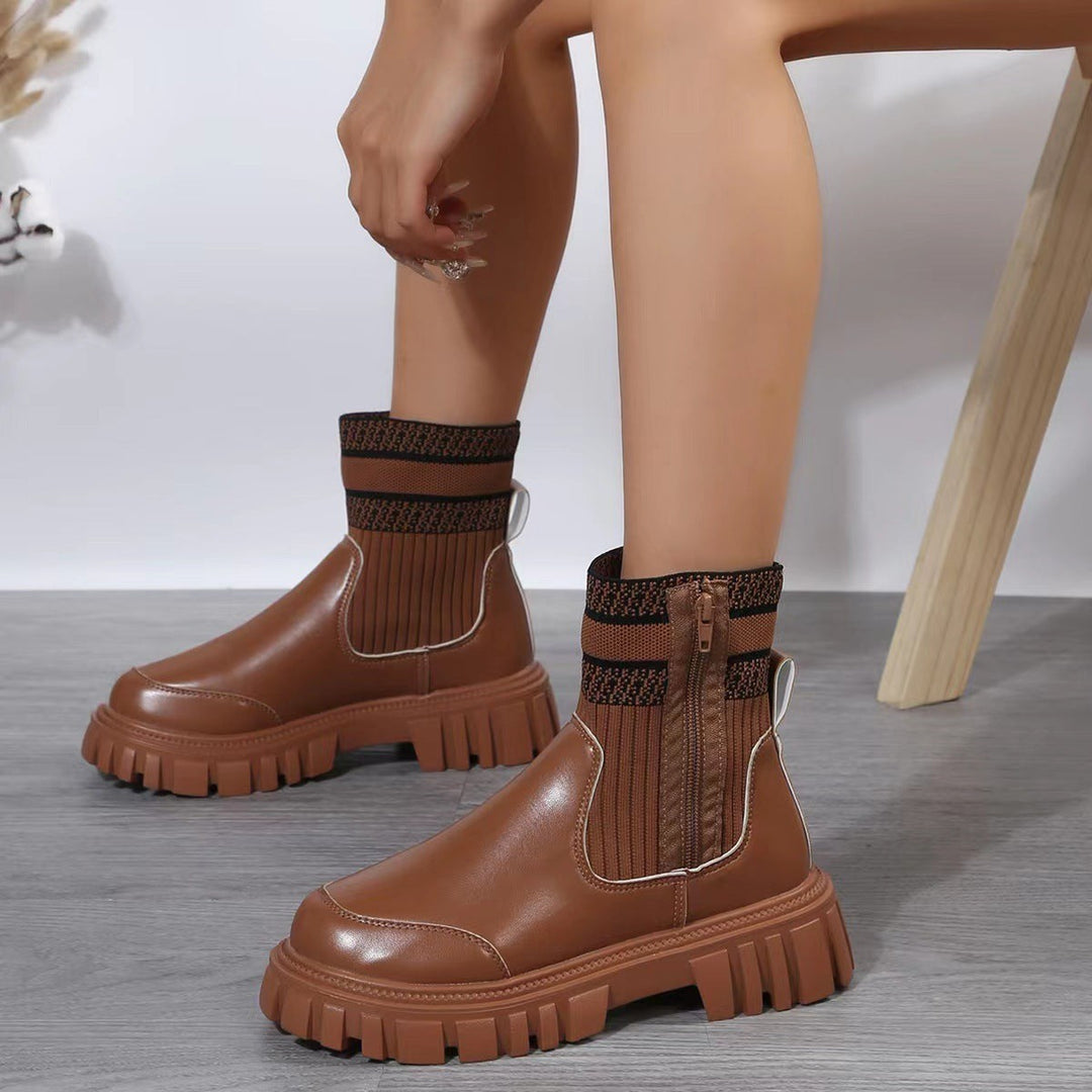 Cognacfarbene Ankle-Boots mit Strick-Schaft und profilierter Plateausohle im Seitenprofil