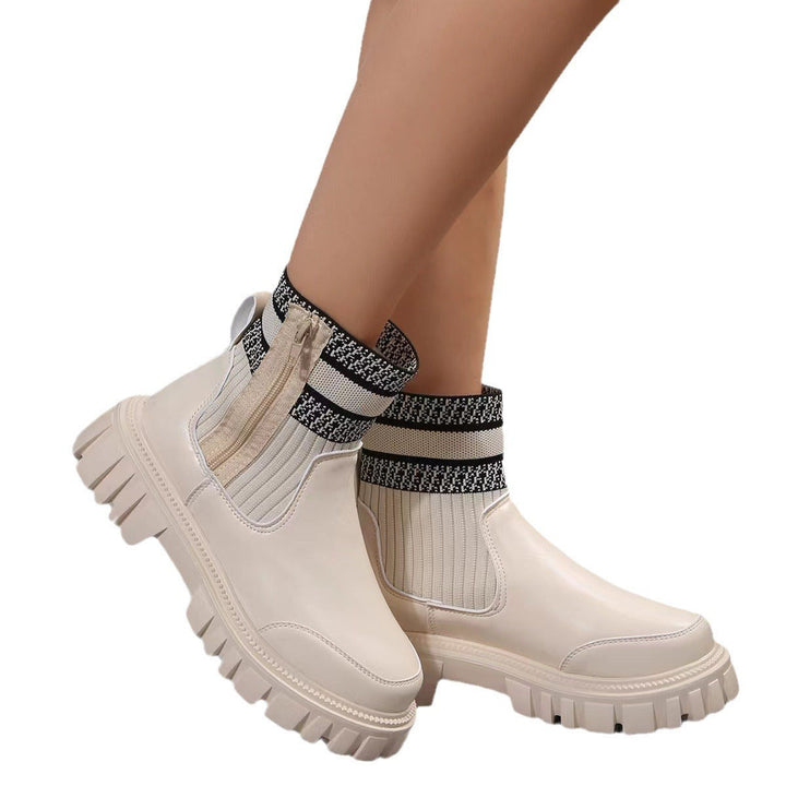 Cremeweiße Plateau-Boots mit Strickschaft und seitlichem Reißverschluss vor grauem Hintergrund