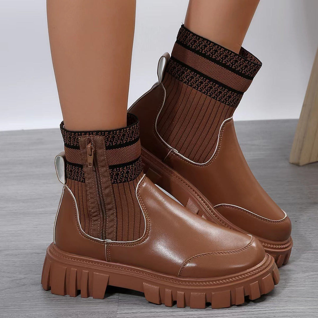 Cognacfarbene Chunky-Boots mit Strick-Manschette und dicker Profilsohle in Nahaufnahme