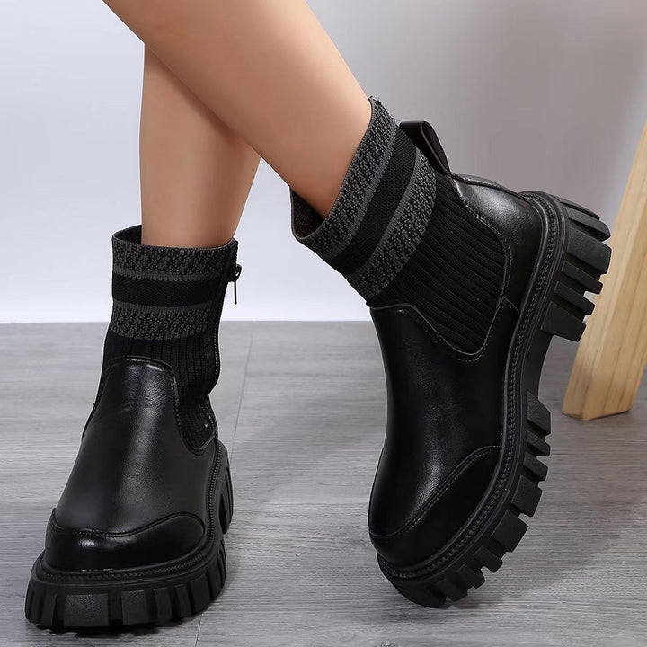 Schwarze Chelsea-Boots mit strukturierter Strickmanschette und grober Sohle aus Rückansicht