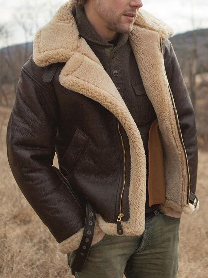 Braune Lederjacke mit beigem Shearling-Kragen und Reißverschluss im Feld getragen