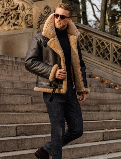 Herren Fliegerjacke aus Leder mit hellbraunem Fellkragen, kombiniert mit dunkler Jeans