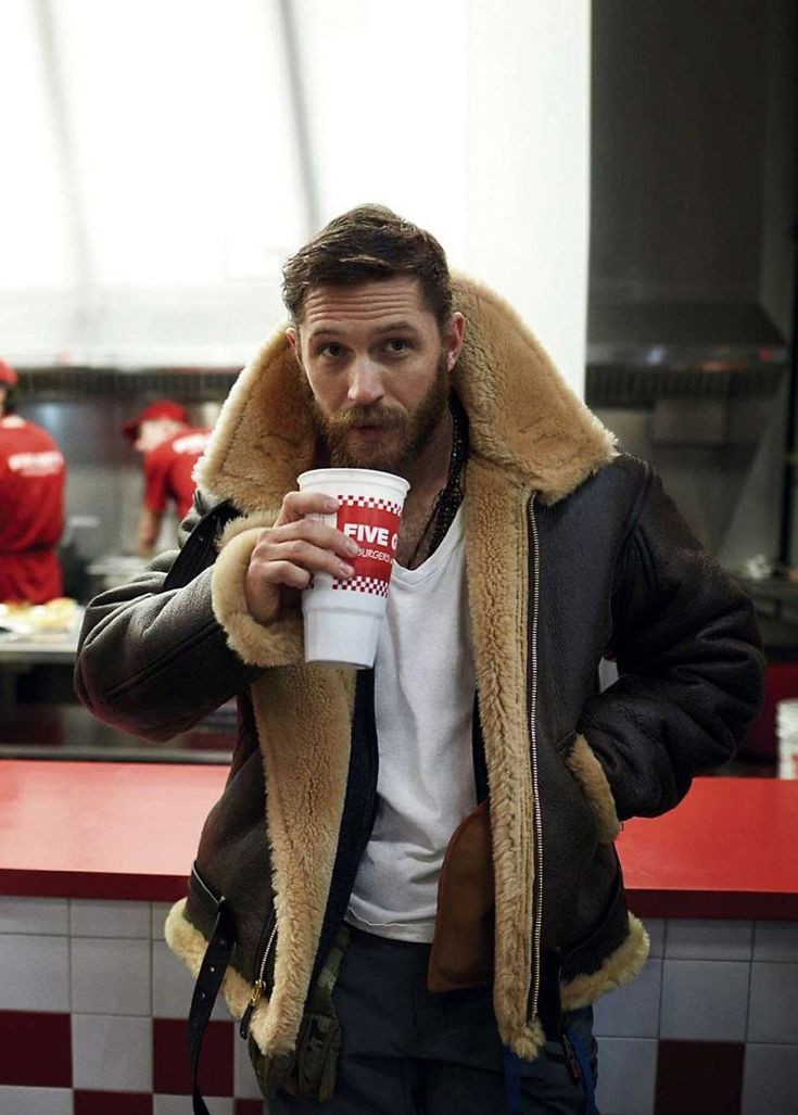 Dunkelbraune Shearling-Lederjacke mit cremefarbenem Kragen, lässig offen getragen