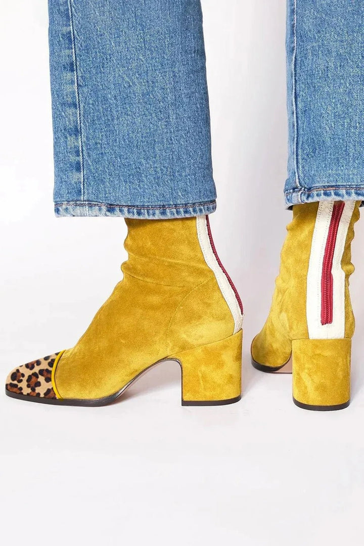 Senfgelbe Wildleder Stiefeletten mit Leoparden-Zehenkappe von hinten