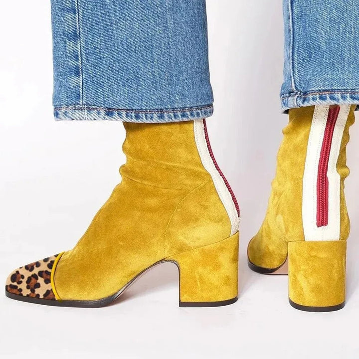 Senfgelbe Wildleder Stiefeletten mit Leoparden-Zehenkappe und Blockabsatz