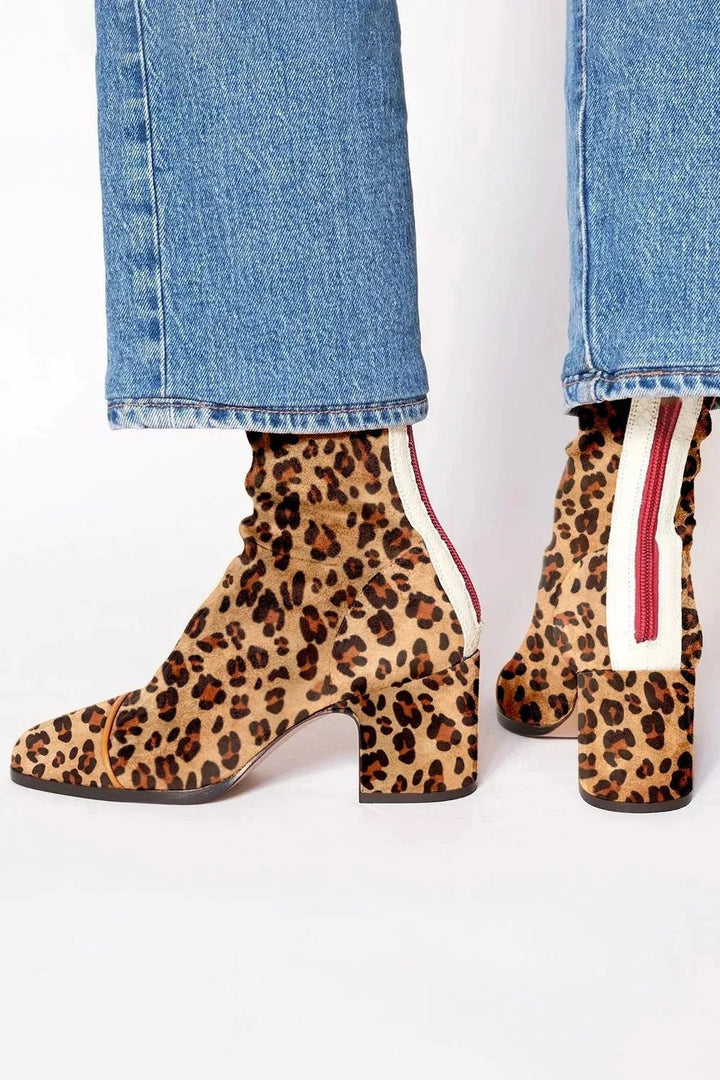 Leopardenmuster Wildleder Stiefeletten mit Blockabsatz von hinten