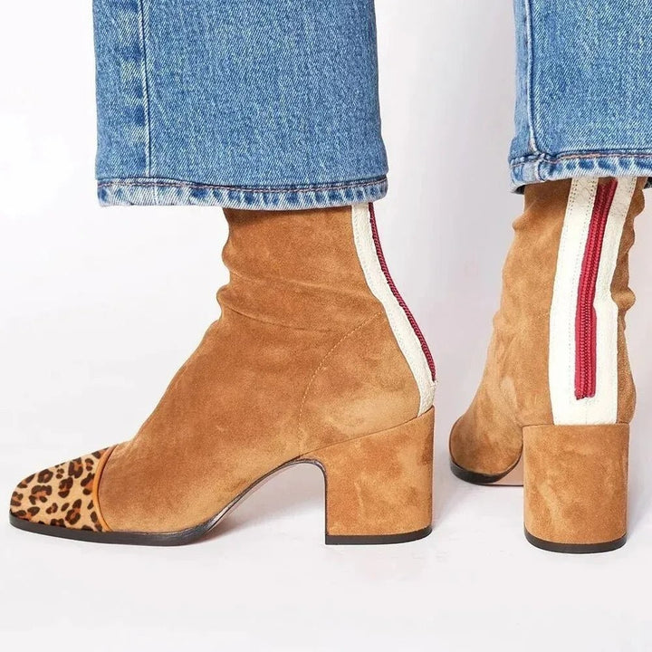 Cognacfarbene Wildleder Stiefeletten mit Leoparden-Zehenkappe und Blockabsatz