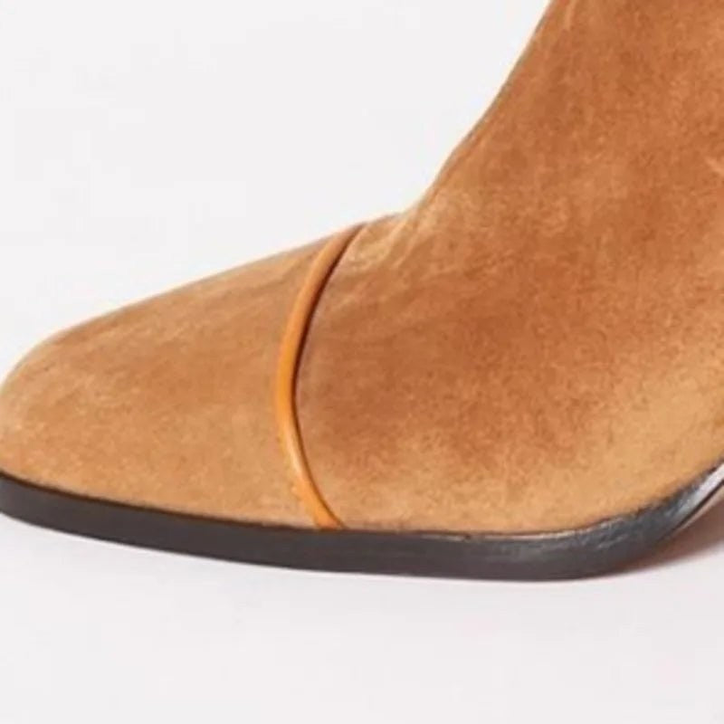 Nahaufnahme der quadratischen Zehenpartie einer cognacfarbenen Wildleder Stiefelette