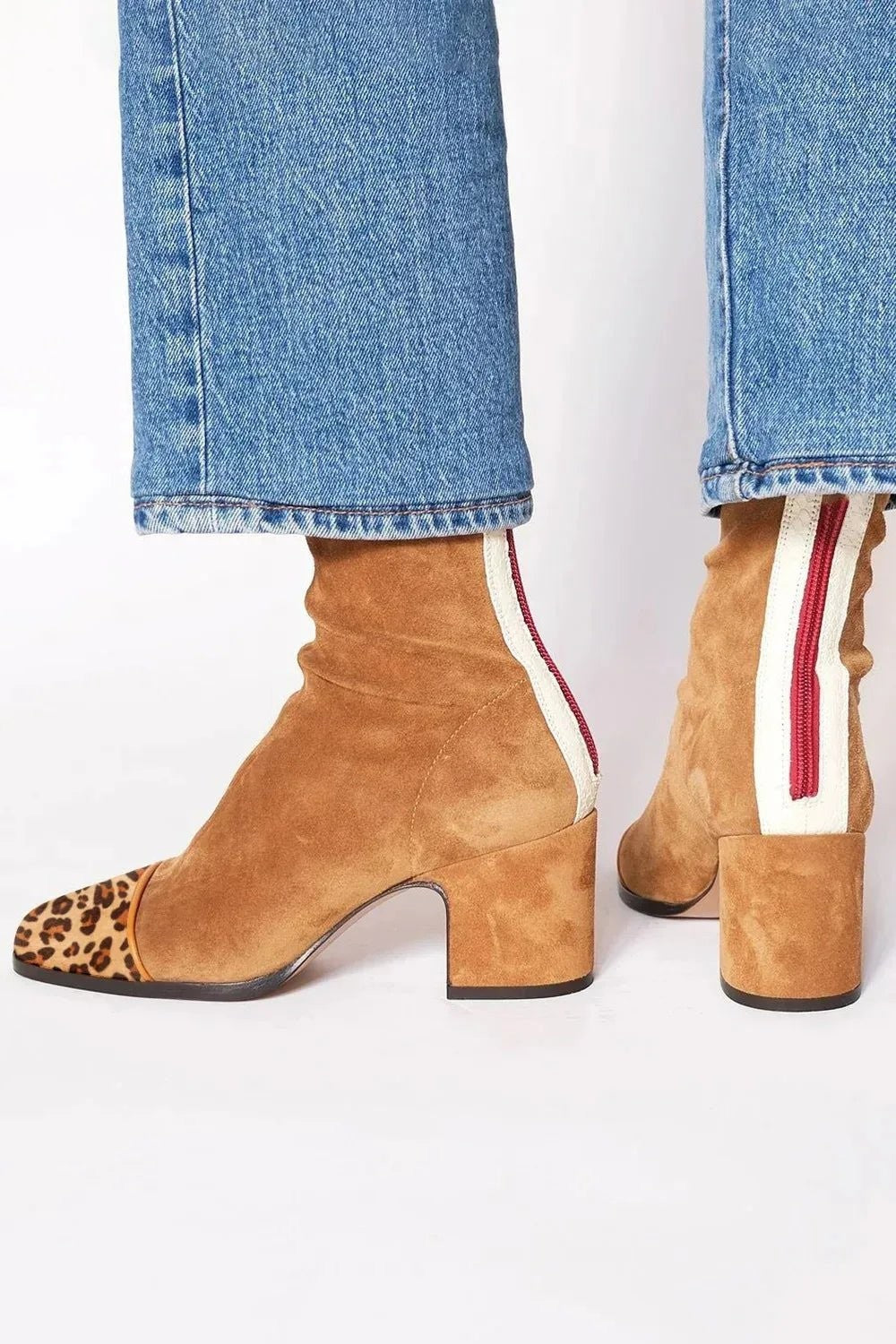 Cognacfarbene Wildleder Stiefeletten mit rotem Reißverschluss und Blockabsatz