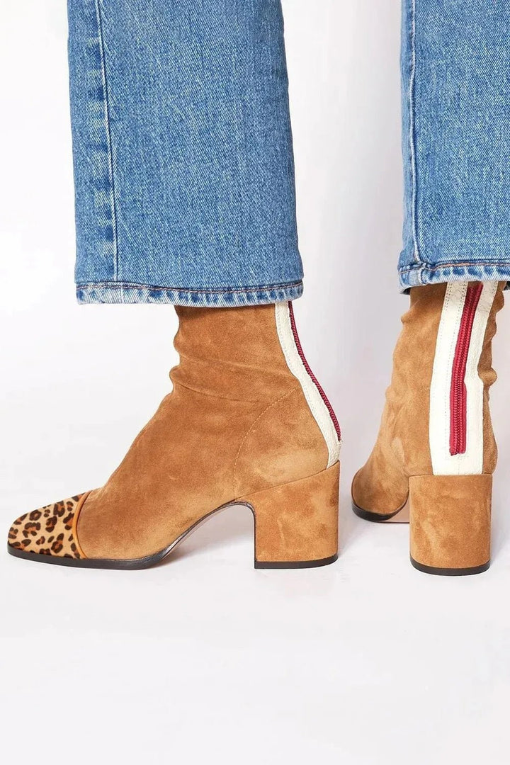 Cognacfarbene Wildleder Stiefeletten mit rotem Reißverschluss und Blockabsatz