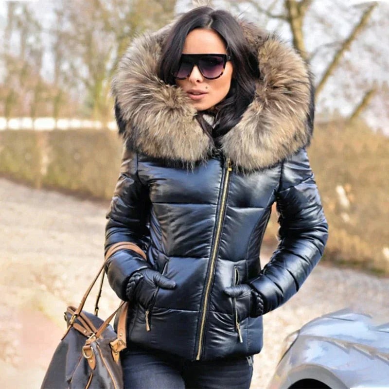Schwarze Winterjacke mit großer Fellkapuze und goldenem Reißverschluss