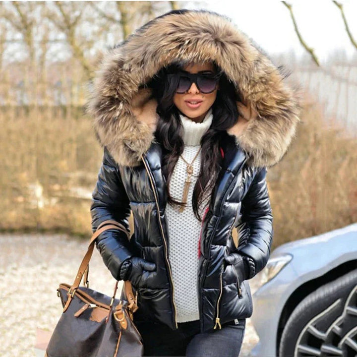 Schwarze Daunenjacke mit voluminöser Fellkapuze und Zipper-Details