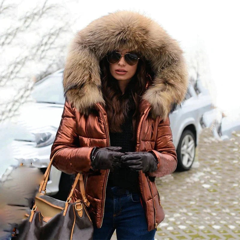 Metallic-bronzefarbene Steppjacke mit dichtem Fellbesatz an der Kapuze