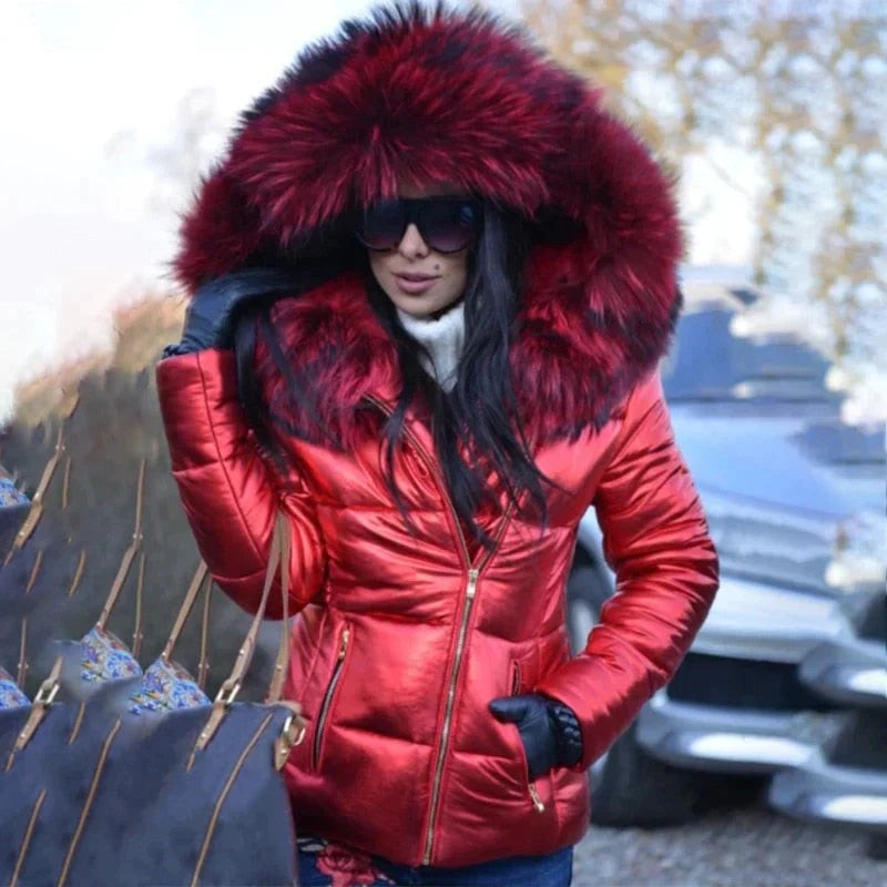 Rote Metallic-Jacke mit auffälliger dunkelroter Fellkapuze