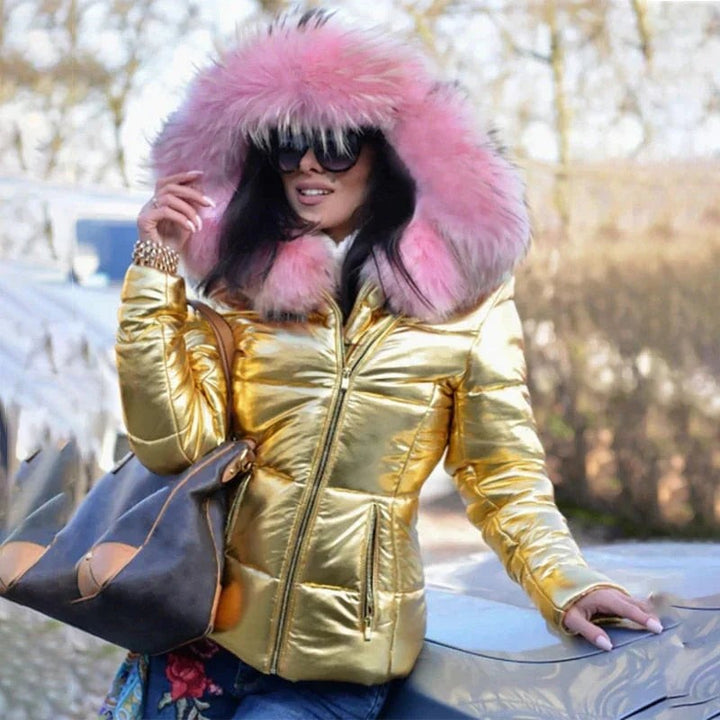 Goldene Steppjacke mit rosafarbenem Fellkragen und Kapuze