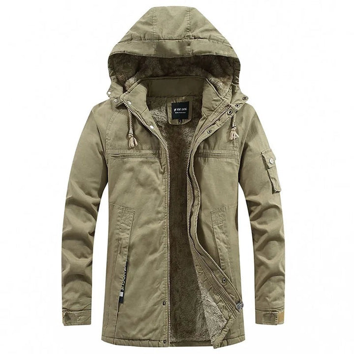 Khakifarbene Herrenjacke mit Kapuze, Frontansicht mit warmem Innenfutter