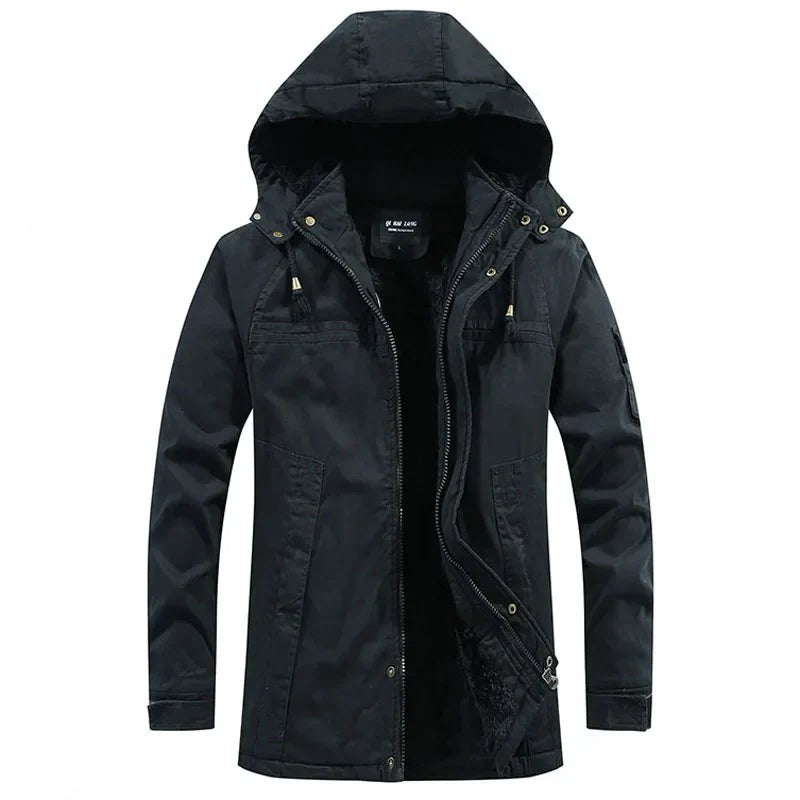 Schwarze Herren-Winterjacke mit Kapuze, Frontansicht mit Kunstfellfutter