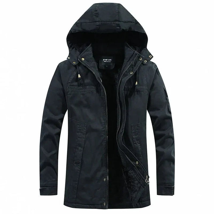 Schwarze Herren-Winterjacke mit Kapuze, Frontansicht mit Kunstfellfutter