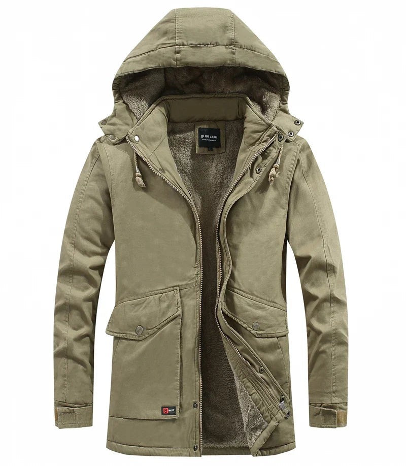 Khakifarbene Herren-Parka mit Kapuze und großen Frontaschen, offen getragen